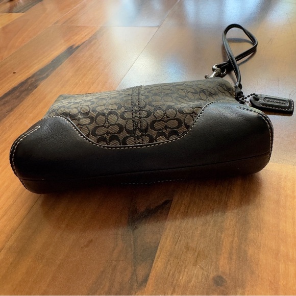 COACH Wristlet Classic Brown Leather Bottom and Strap Zipper Vintage pre-owned - Picture 7 of 8